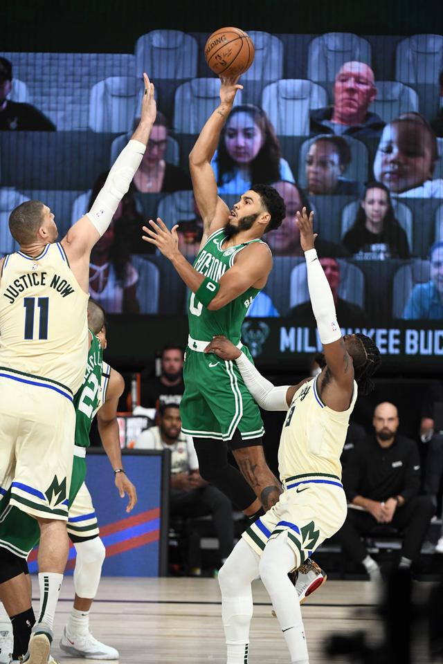 互致问候，U17世界杯期间日本队与墨西哥队在酒店相互列队致意